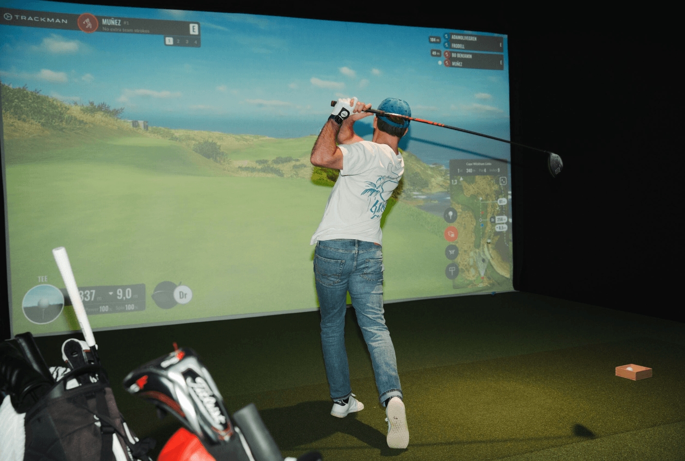 Golfspelare som slår ett slag i en TrackMan-simulator hos USE